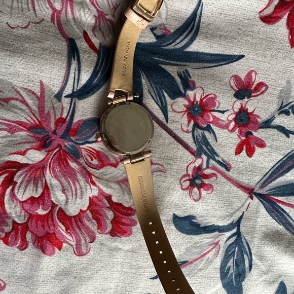 Michael kor’s pink leather strap watch - Picture 3 of 6